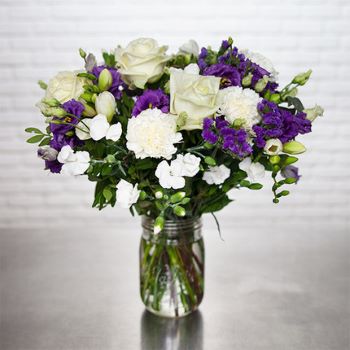 Bouquet de lisianthus parme dans un vase